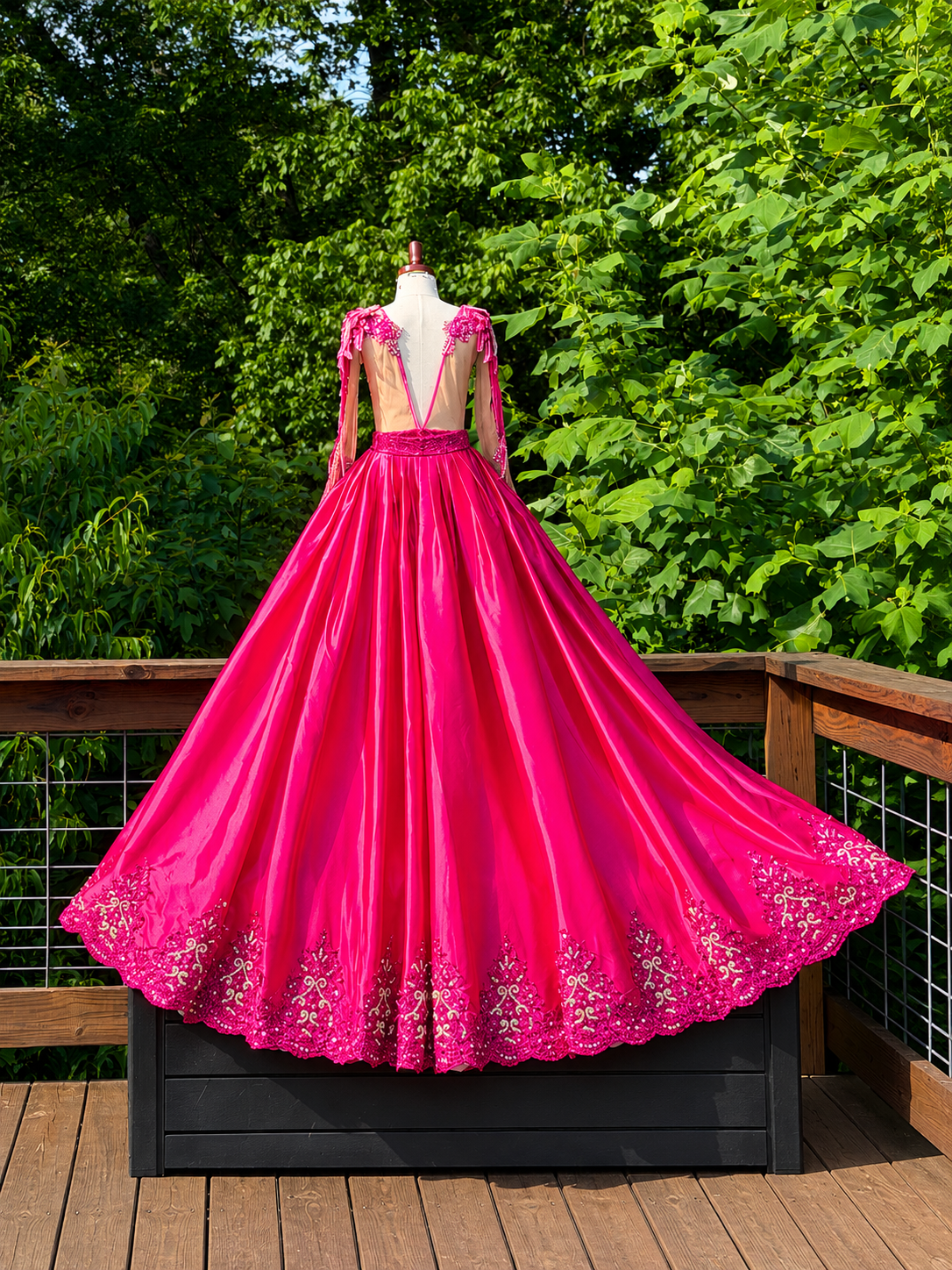 Fun Fashion Size 6 - Open Back, beautiful detachable skirt