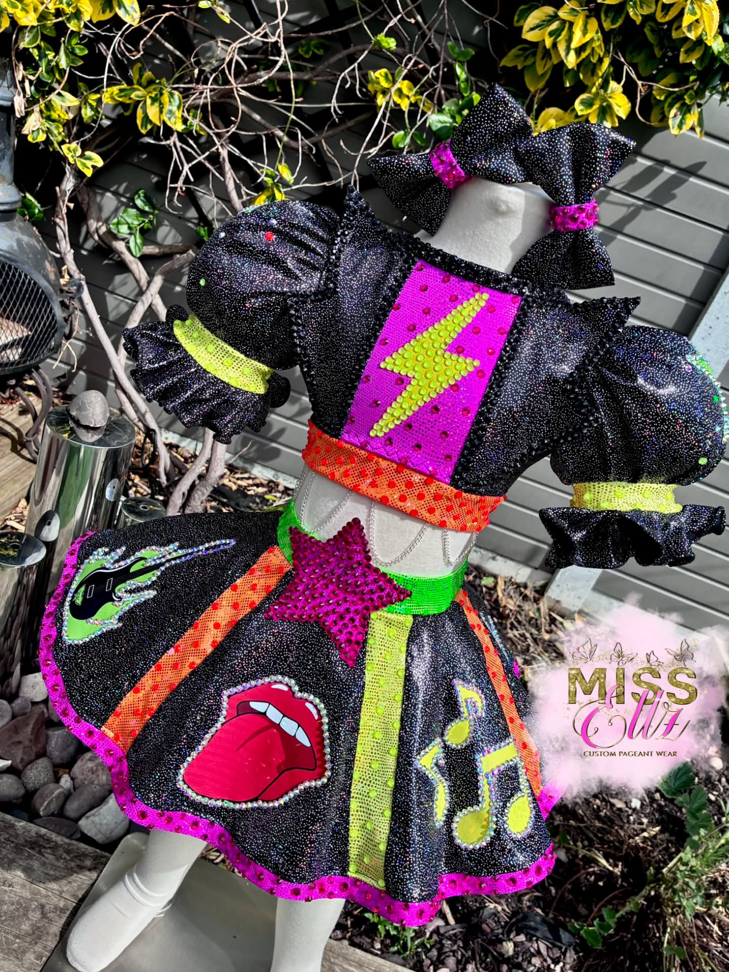 Miss Ellz Rock Out - Size 18/3, small 4